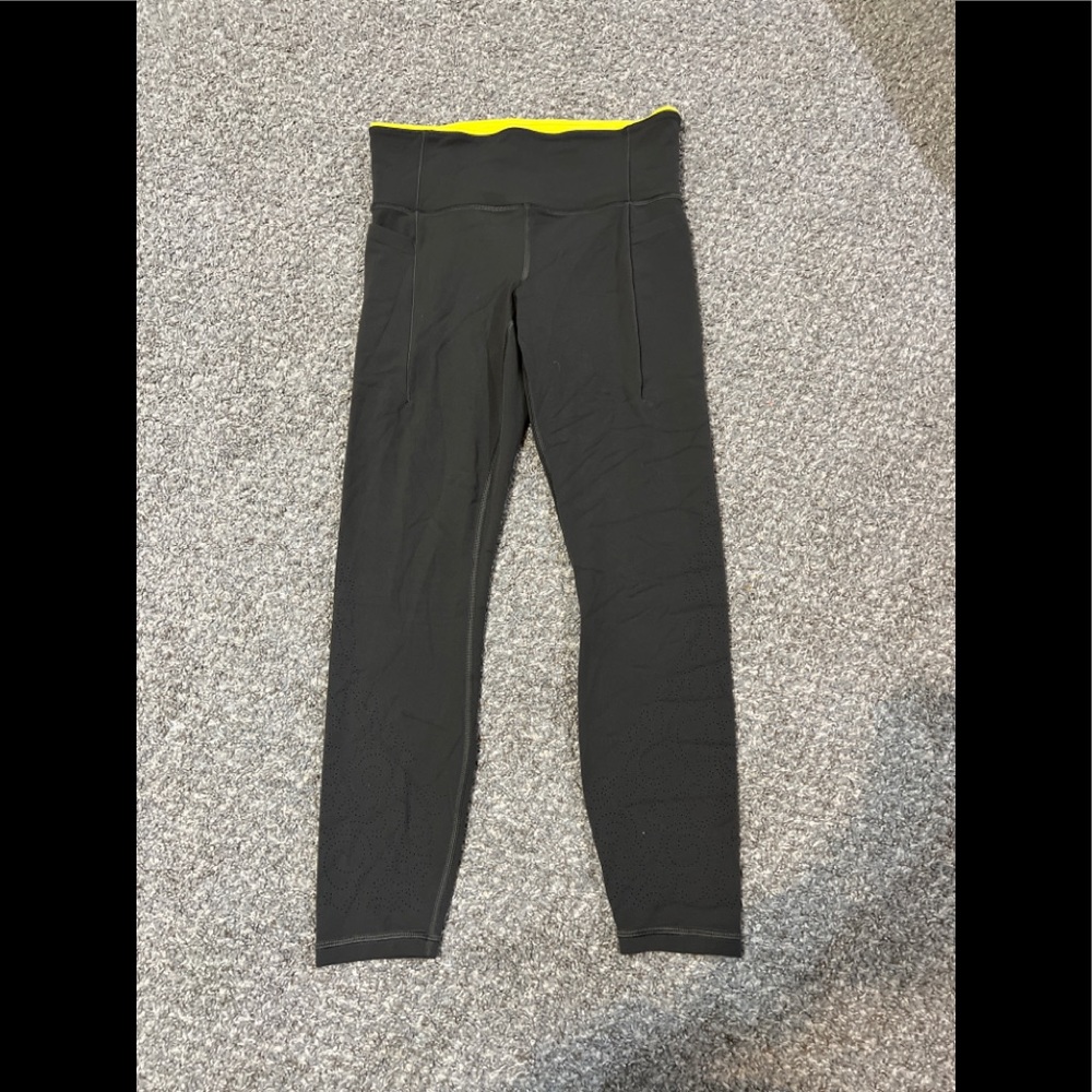 Athleta Stash Pocket Salutation Tight With Floral Laser Cut Size Small (A6)